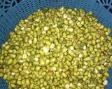 Foto langkah ke 1 dari resep Peyek Kacang Hijau Ala 'EK'.