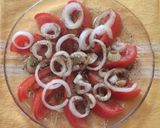 Foto del paso 4 de la receta: Ensalada de tomate y cebolla