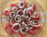 Foto del paso 4 de la receta: Ensalada de tomate y cebolla