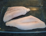 Foto del paso 1 de la receta: Filetes de merluza con gambones en salsa marinera