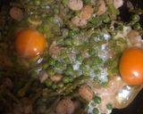 Foto del paso 6 de la receta Revuelto de guisantes con espárragos trigueros, gambas y huevos