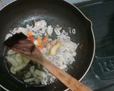 Foto langkah ke 5 dari resep Oseng Kecambah Sosis Pedas.