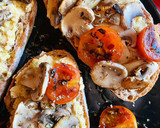 Foto del paso 3 de la receta: Tostadas de hummus, champiñones y cherrys
