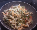 Foto del paso 3 de la receta: Pasta con champiñones, guisantes y tomates cherry
