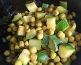 Foto del passaggio 2 della ricetta Riso venere zucchine e piselli su crema di pomodorini