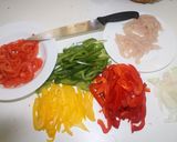 Foto del paso 3 de la receta: Tiras de pollo con pipirrana de pimientos