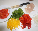 Foto del paso 3 de la receta: Tiras de pollo con pipirrana de pimientos