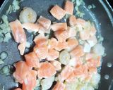 Foto del paso 1 de la receta: Espaguetis con salmón fresco y gambas