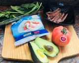 Foto del paso 1 de la receta: Ensalada de tomate, mozzarella, aguacate y anchoas, con albahaca fresca y regada con Aceite oliva