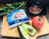 Foto del paso 1 de la receta: Ensalada de tomate, mozzarella, aguacate y anchoas, con albahaca fresca y regada con Aceite oliva