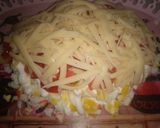 Фото кроку 4 до Салат с крабовыми палочками и помидорами.