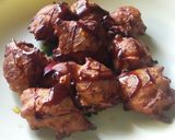 A picture of step 5 of Banana pakoda with honey and chocolate syrup.