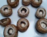 Une image de l'étape 2 de Champignons farcis au chèvre et au miel.