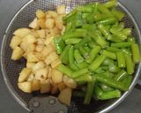 Foto langkah ke 2 dari resep Sambal goreng kentang buncis.