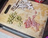 Foto del paso 1 de la receta: Pan pizza de solomillo, jamón serrano, zanahoria y aceitunas