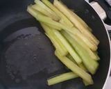 Foto del paso 1 de la receta: Palitos de acelgas fritos..