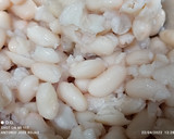 Foto del paso 3 de la receta: Judías blancas con langostinos y chirlas enfadadas