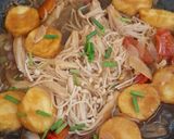 A picture of step 4 of Stir-Fried Enoki Mushrooms and Tofu with Oyster Sauce.
