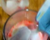 Foto langkah ke 2 dari resep Yakult Strawberry Milk.