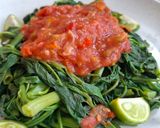 Foto langkah ke 3 dari resep Plecing Kangkung Rebus Sambal Tomat Segar.