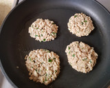 Foto del paso 5 de la receta: Tortitas de salmón con salsa tártara light