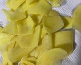 Foto del paso 2 de la receta: Papas fritas como las envasadas pero el toque casero