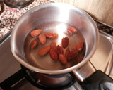 Foto del paso 23 de la receta: Lomo de cordero, con cebollas caramelizda, cirulas, pasas y crujiente de almendras