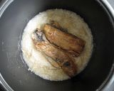 A picture of step 1 of Kippers & Shimeji Takikomi Gohan.