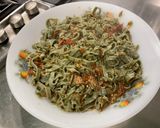 Une image de l'étape 13 de Tagliatelles vertes aux anchois, ail, tomates et persil.