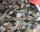 Foto del paso 4 de la receta: Pollo en salsa con espinacas y champiñones