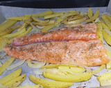 Foto del paso 3 de la receta: Salmón al horno con patatas y cebolla