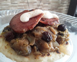 Foto del paso 8 de la receta: Arepa con salteado de berenjena, calabacín, cebolla y pasas de uva🍘🍆🥒🌰🍇🥓🍘