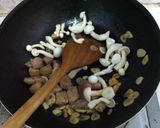 รูปขั้นตอนการทำที่ 5 ของ หมูผัดเห็ดกระเทียมและพาสลี่ย์