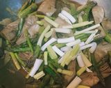 Foto del paso 4 de la receta: Wok de verduras y gambas con aceite esencial de frutos secos