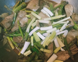 Foto del paso 4 de la receta: Wok de verduras y gambas con aceite esencial de frutos secos