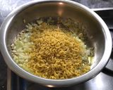 Foto del paso 1 de la receta: Fideuá de salmón