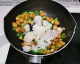 รูปขั้นตอนการทำที่ 5 ของ ข้าวผัดไส้กรอกอกไก่ซอสมะขาม