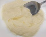 Foto del paso 2 de la receta Galletitas pepas con mermelada de fresa