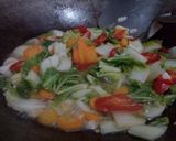 Foto langkah ke 4 dari resep Tumis Sawi Putih Wortel sederhana.