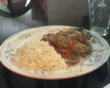 Foto del paso 3 de la receta: Carne con pimientos y arvejas acompañada de arroz 🍚