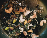 Foto del paso 1 de la receta: Wok de verduras y gambas con aceite esencial de frutos secos