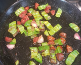 Foto del paso 1 de la receta: Migas de pan con pimiento verde y chorizo