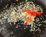 Foto del paso 5 de la receta: Tagliatelle alla puttanesca (salsa de tomates frescos, olivas, alcaparras y anchoas)