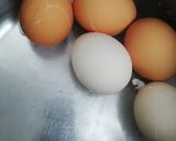 Pomidory malinowe nadziewane pastą jajeczną z żółtym serem krok przepisu 1 zdjęcie