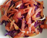 Foto del paso 3 de la receta: Ensalada de lombarda, tomate, calabacín con vinagreta de mostaza