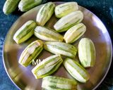 A picture of step 1 of Parwal or Point Gourd Kasha.