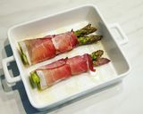 Spárgakrémleves, sonkába tekert füstölt sajtos sült spárgával recept fázis 4 fotója