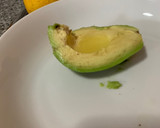 Foto del paso 1 de la receta: Desayuno con tostadas de aguacate y gouda