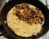 Foto del paso 6 de la receta: Omelette de queso, cebolla, choclo y champignones