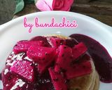 Foto langkah ke 2 dari resep Banana Pancake with DragonFruit Sauce.
